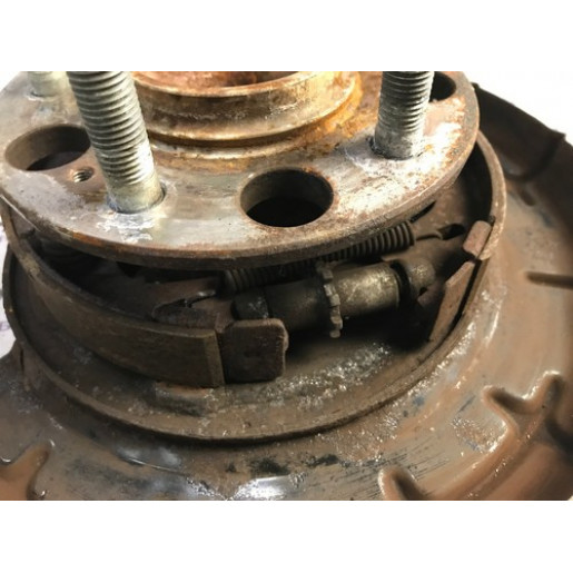 Ступиця задня права Hyundai i30 2007-2012 527302H000